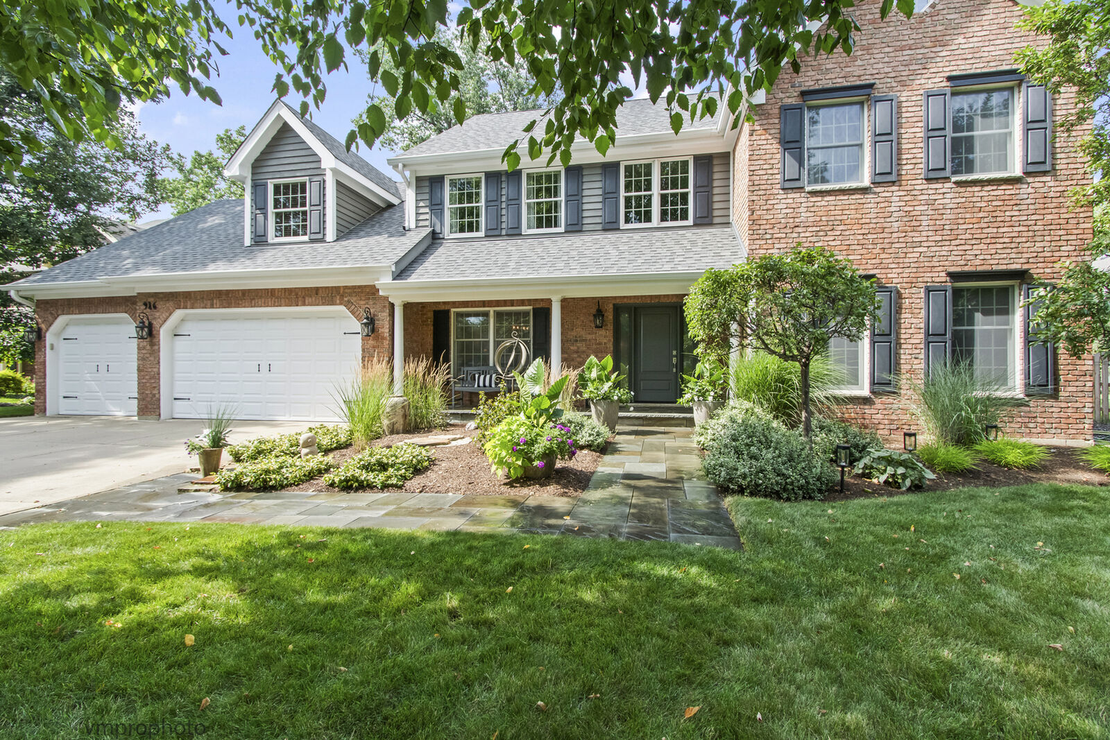 Property Photo:  946 E Krista Court  IL 60074 