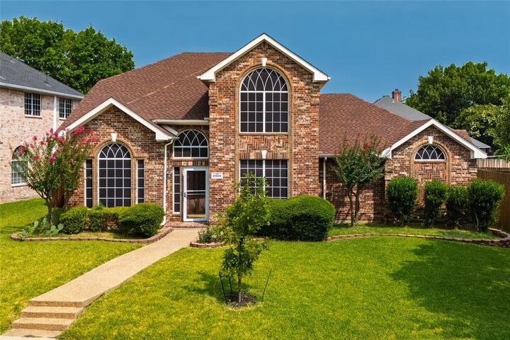 Property Photo: 8905 Lakepointe Avenue TX 75088