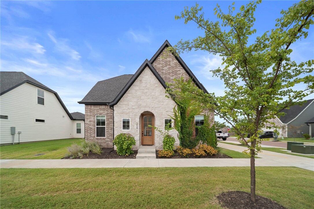 Property Photo:  4028 W Sommerset Street  AR 72758 