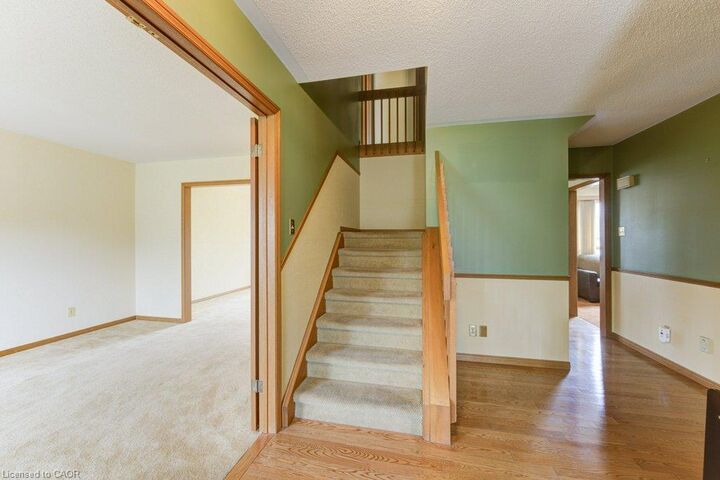 Property Photo: 27 Walmer Gardens ON N6G 4H4