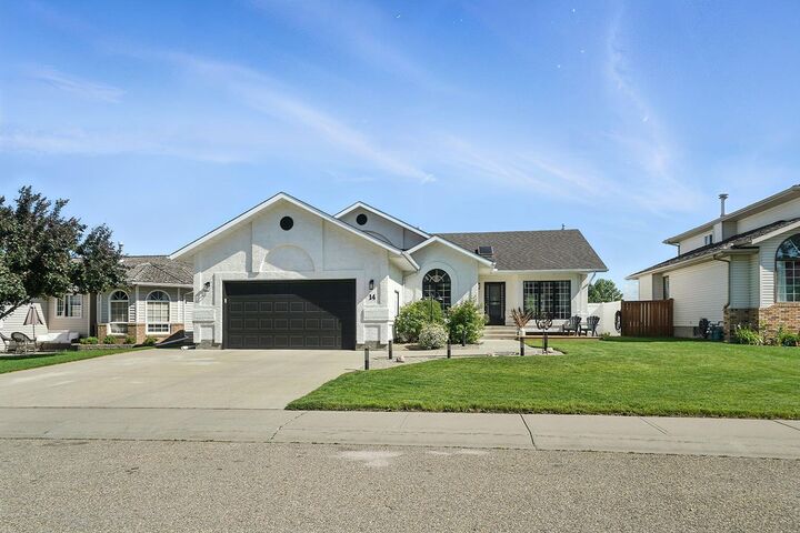 Property Photo: 14 Denison Crescent AB T4R 2E9