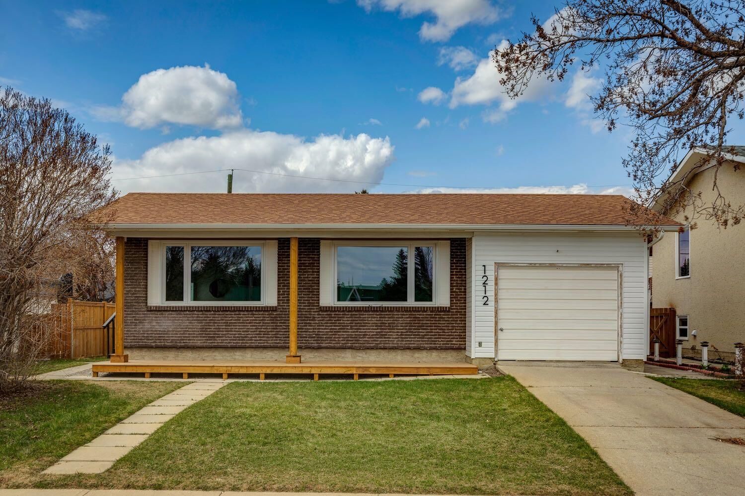 Property Photo:  1212 Lake Sylvan Drive SE  AB T2J 5N7 