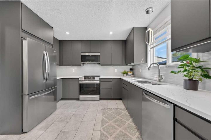 39 Midridge Gardens SE — photo 1