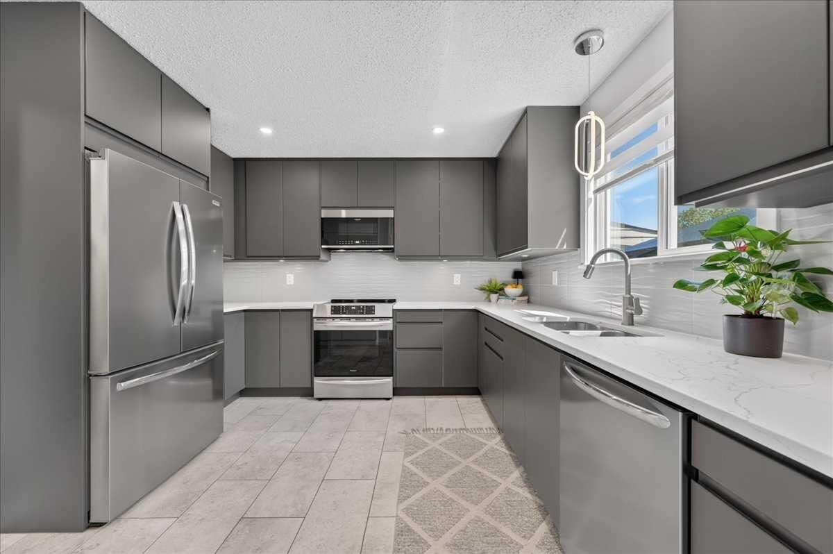Property Photo: 39 Midridge Gardens SE AB T2X 1C4