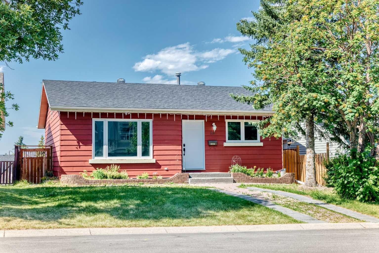 Property Photo:  32 Macewan Park Link NW  AB T3K 3E8 