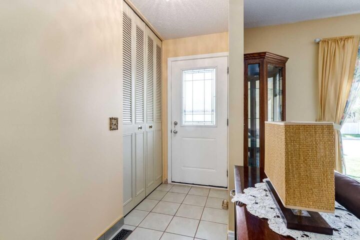 Property Photo:  2512 106 Avenue SW  AB T2W 2H9 