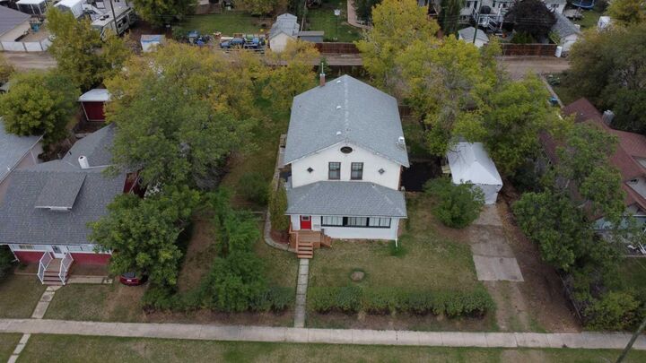 Property Photo:  210 4 Avenue E  AB T0J 1P0 