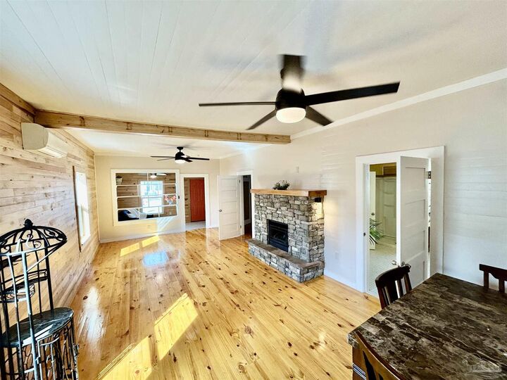 Property Photo: 1505 W Garden St FL 32502
