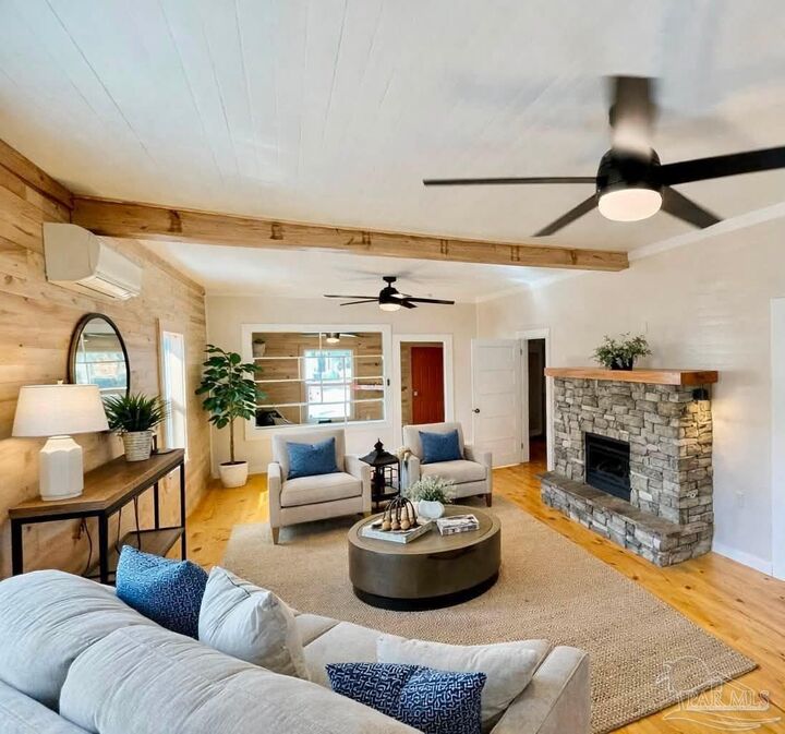 Property Photo: 1505 W Garden St FL 32502