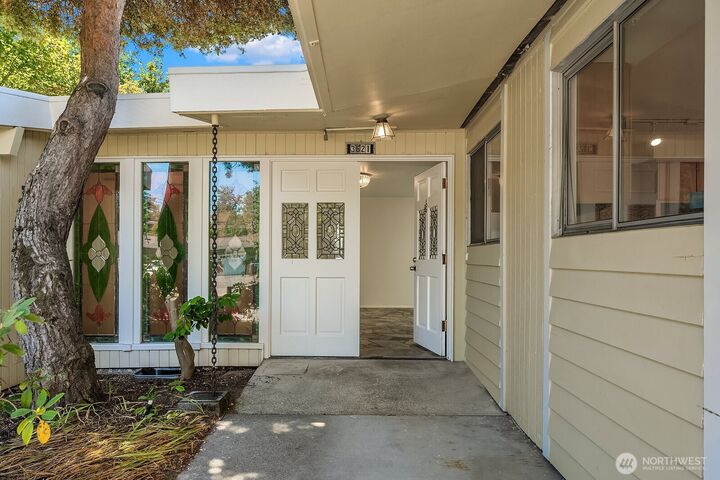 Property Photo: 3621 81st Avenue SE WA 98040