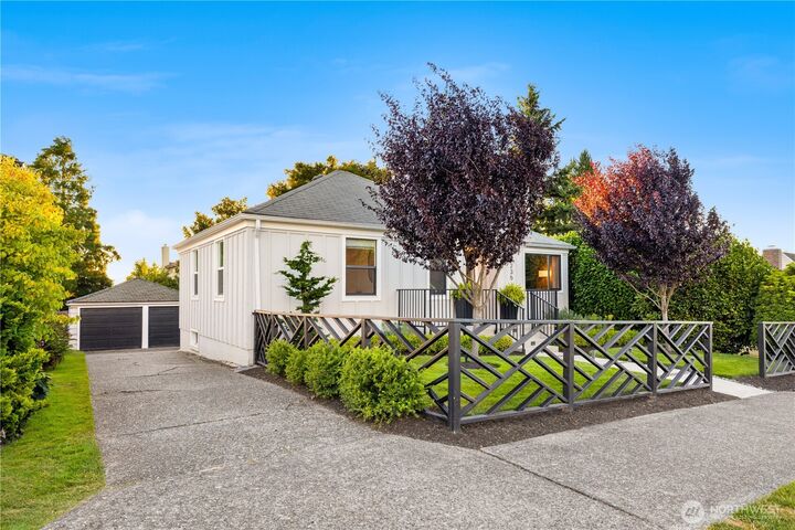 Property Photo: 3235 W Viewmont Way W WA 98199
