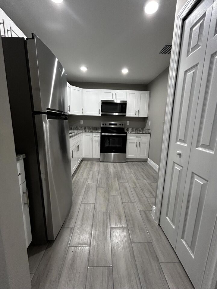 Property Photo: 325 N 14th N Street 2 FL 34950