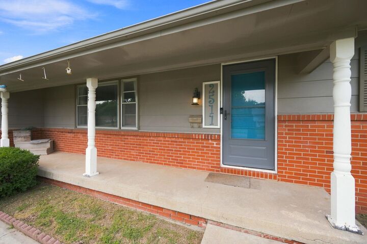 Property Photo:  2511 S Osage  KS 67217 