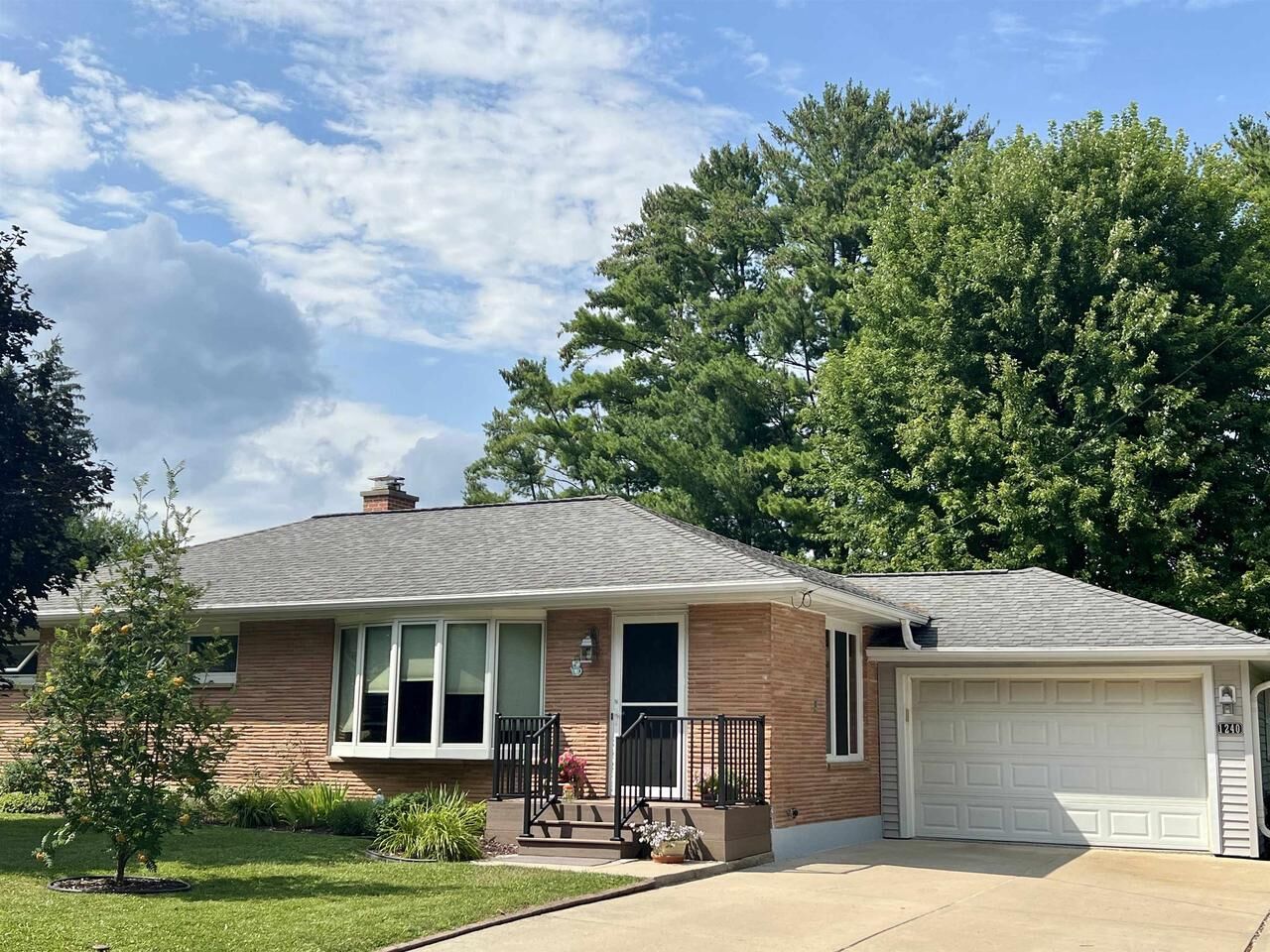 Property Photo:  1240 Oak Street  WI 53577 
