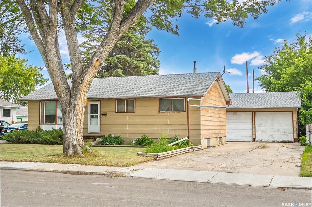 Property Photo:  910 T Avenue N  SK S7L 3C1 