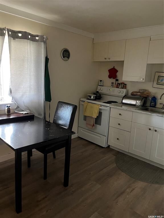 Property Photo:  726 M Avenue S  SK S7M 2L4 