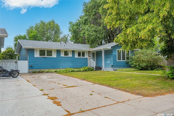 Property Photo: 3008 Eastview SK S7J 3J2