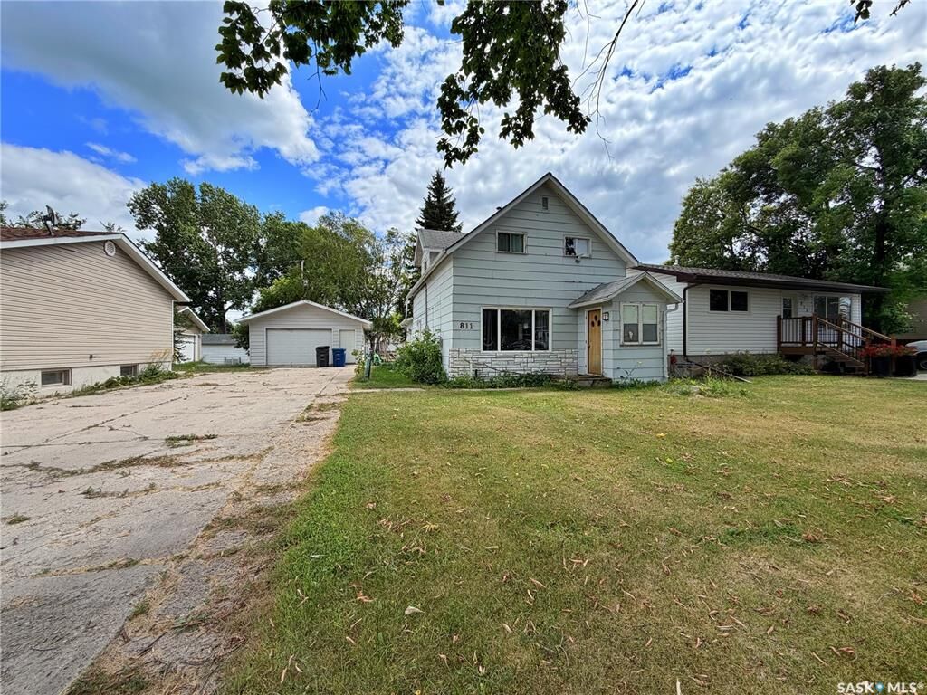 Property Photo: 811 McNaughton Street SK S0G 3N0