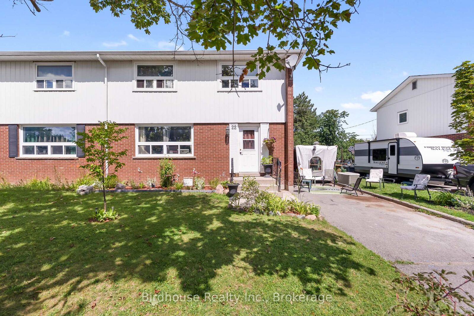 Property Photo: 22 Northlin Park Road ON K9V 4P3