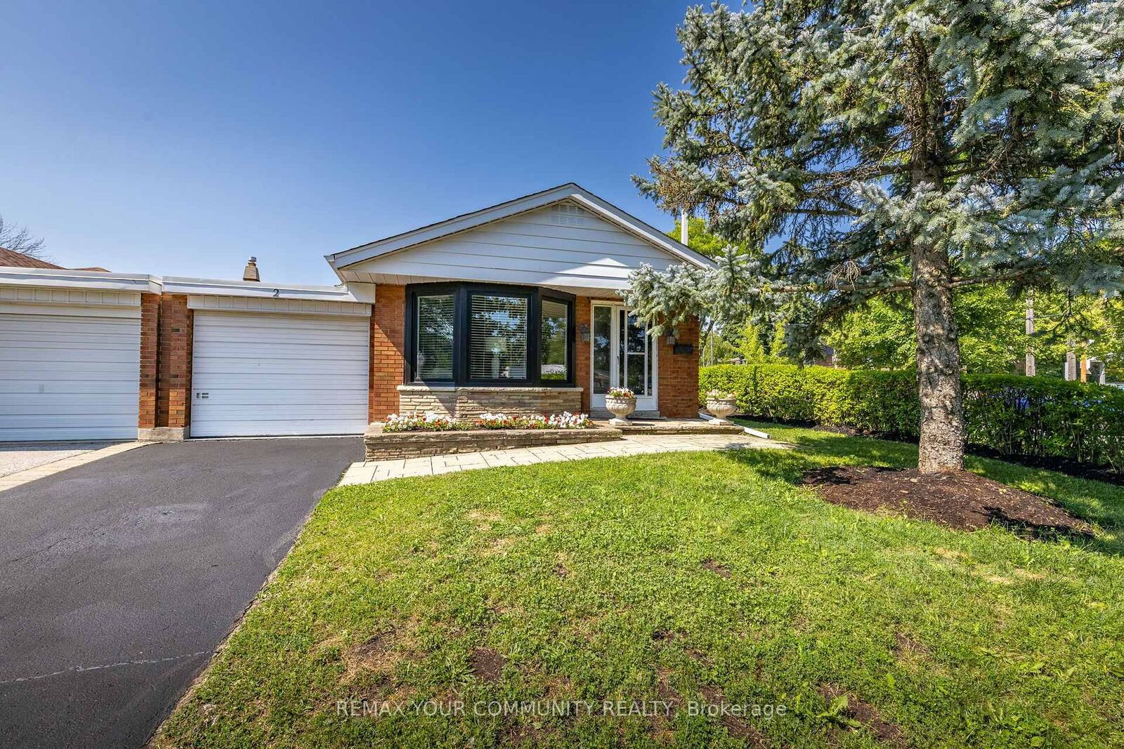 Property Photo:  2 Doonaree Drive  ON M3A 1M4 