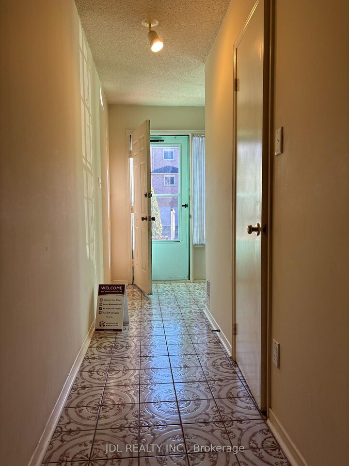Property Photo: 65 Cottonwood Court ON L3T 5W9