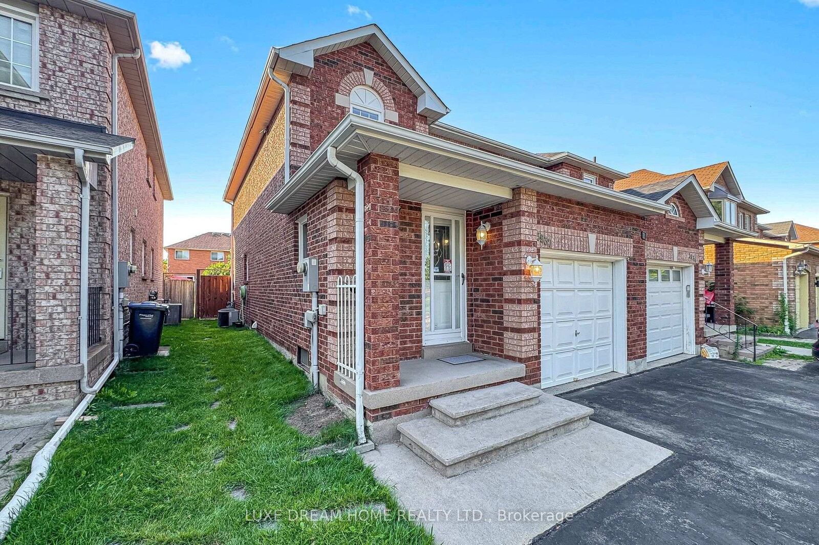 Property Photo: 3937 Stoneham Way ON L5N 6Y6