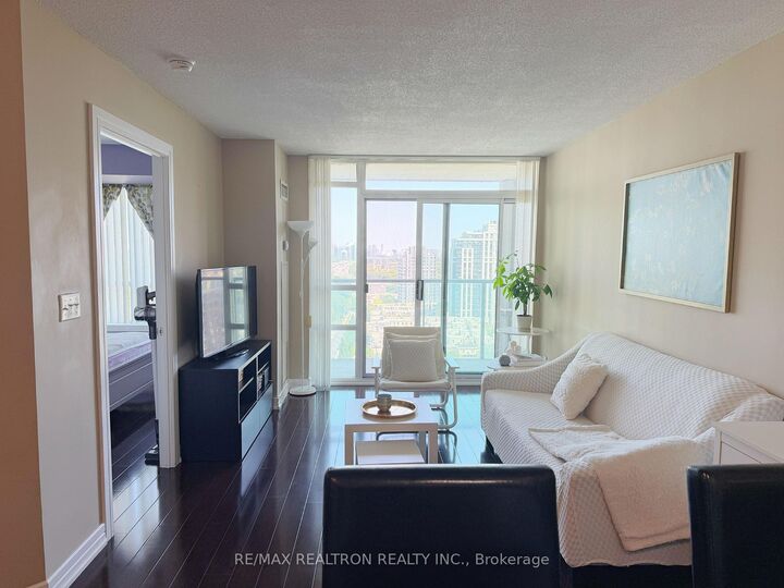 Property Photo:  18 Harrison Garden Boulevard 1805  ON M2N 7J7 