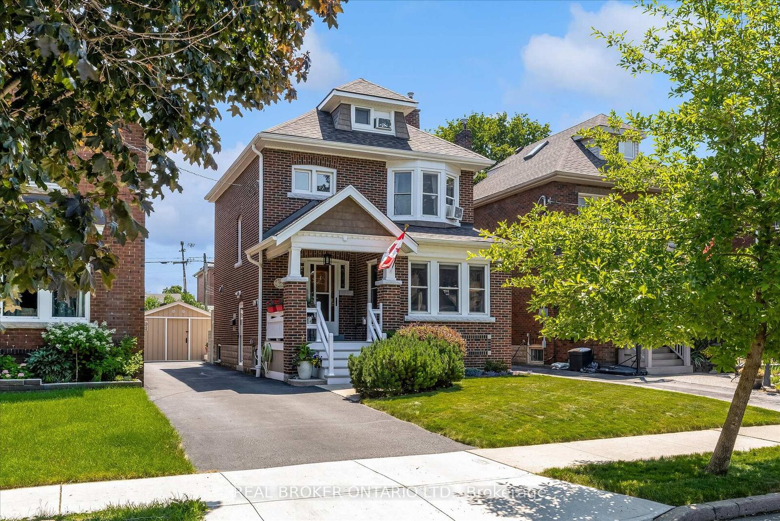 Property Photo:  99 Tuxedo Avenue S  ON L8K 2R9 