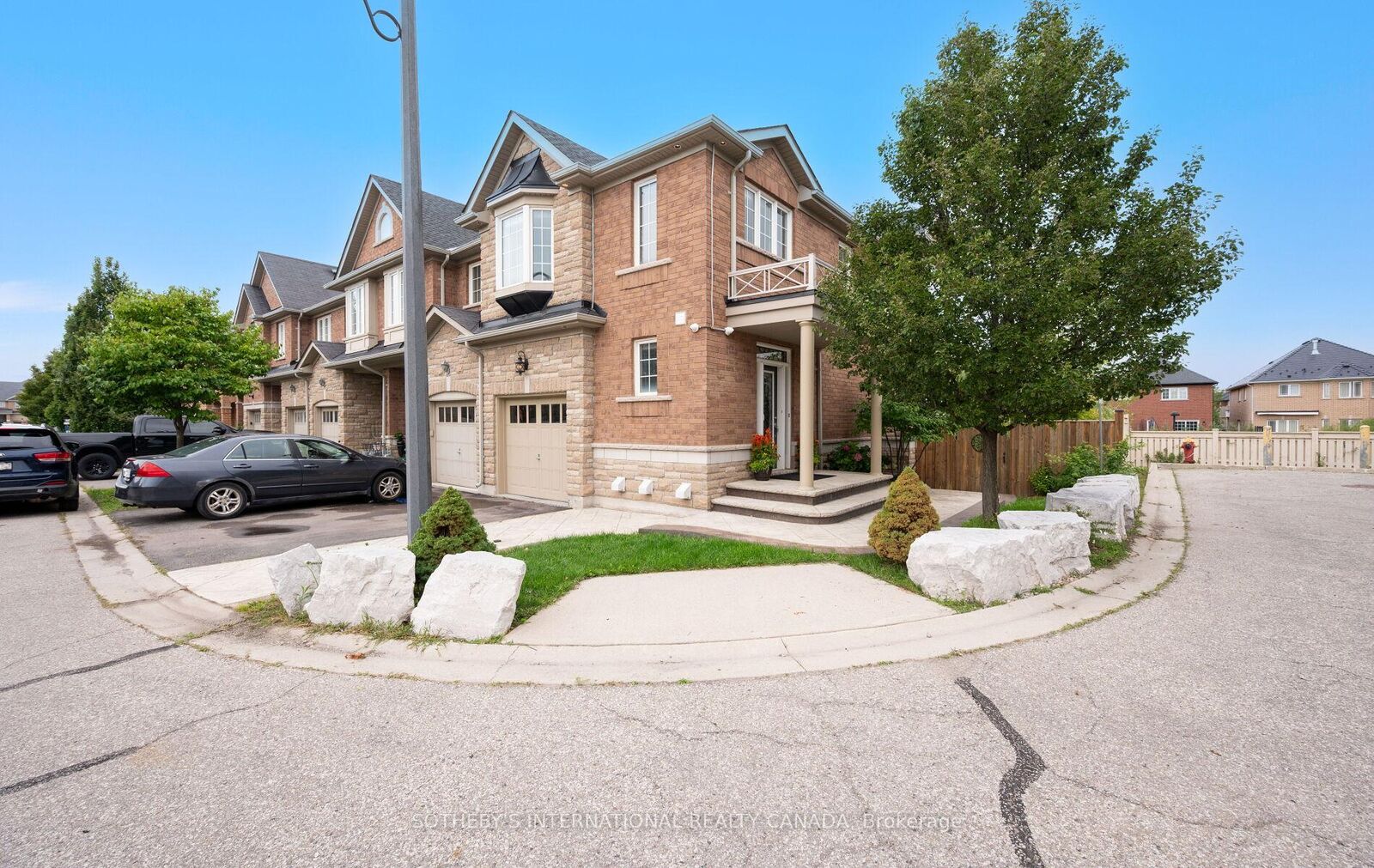 Property Photo: 745 Farmstead Drive 21 ON L9T 8B1