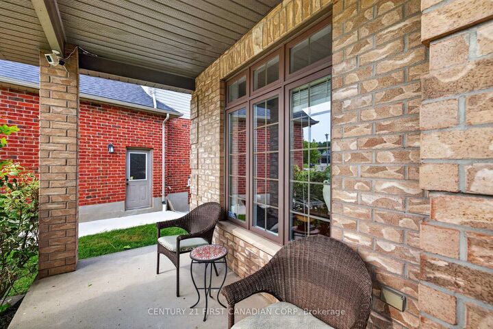 Property Photo: 834 Talisman Crescent ON N6K 0B6