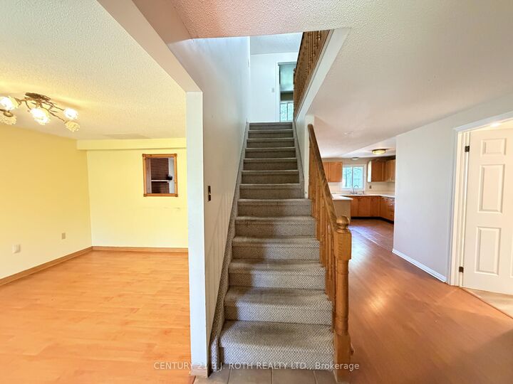 Property Photo:  29 Irwin Drive Upper  ON L4N 7A6 