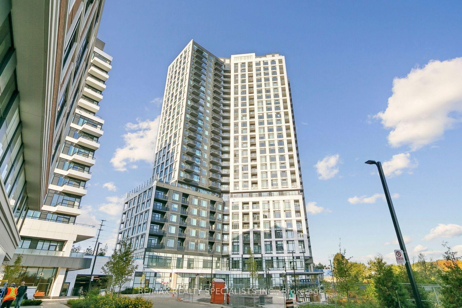 Property Photo:  2495 Eglinton Avenue W 2410  ON L5W 2T2 