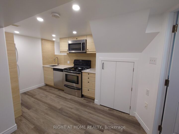 Property Photo:  117 Wellington Street S  ON L8N 2R3 