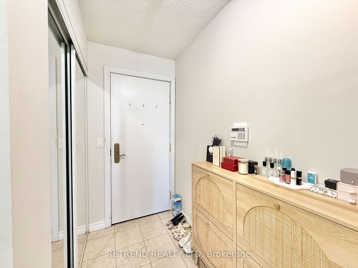 Property Photo:  18 Sommerset Way 1011  ON M2N 6X5 