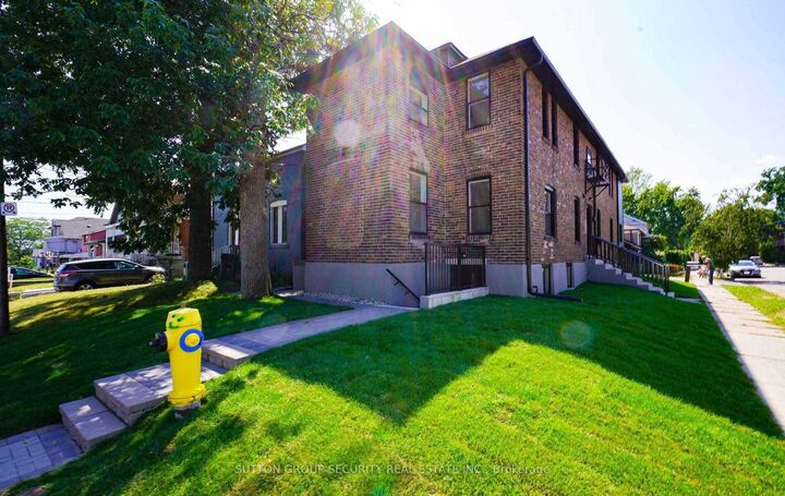 Property Photo: 92 Twelfth Street 6 ON M8V 5H1