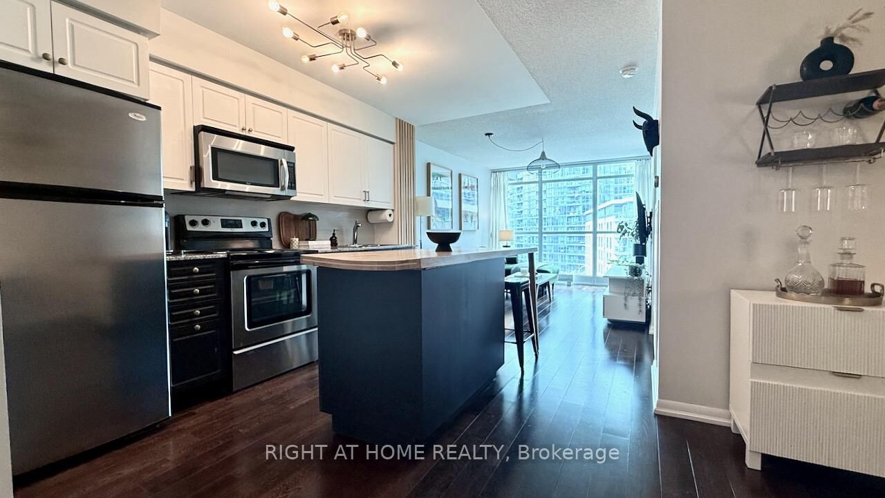 Property Photo: 209 Fort York Boulevard S 656 ON M5V 4A1