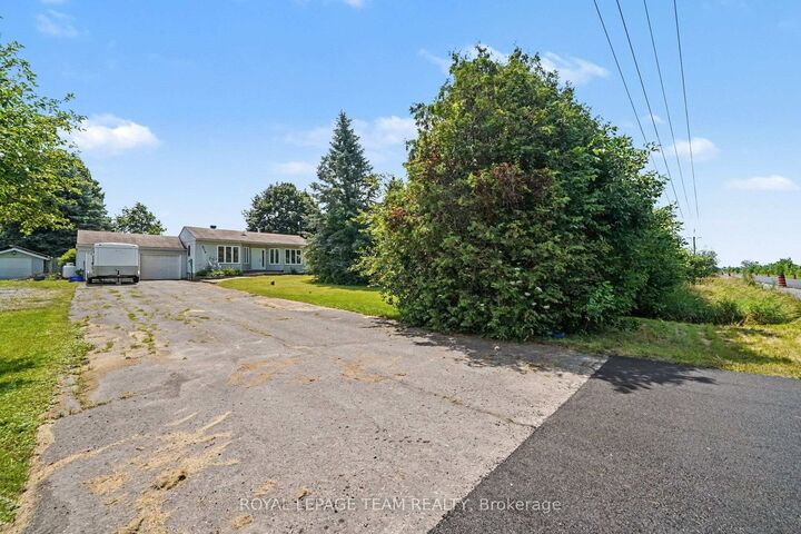 Property Photo:  978 Rideau Road  ON K1X 1H5 