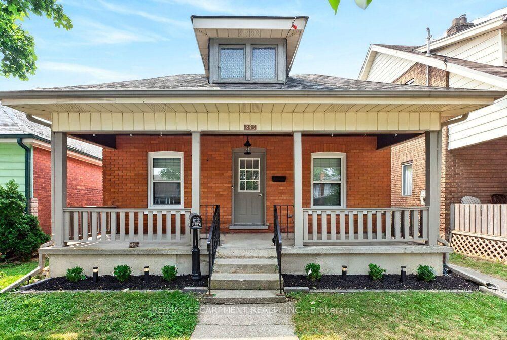 Property Photo:  253 Marlborough Street  ON N3S 4T4 