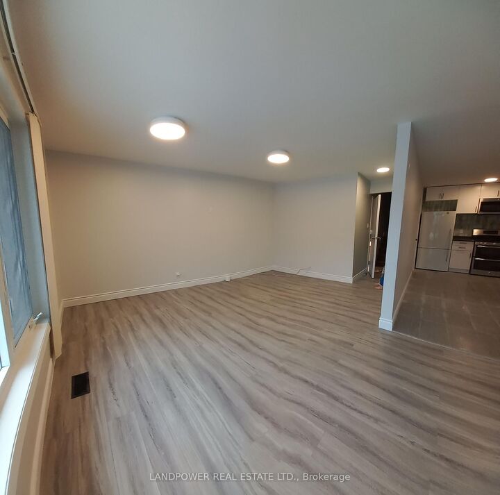 Property Photo: 8 Clareville Crescent 3 Bedrooms ON M2J 2C1