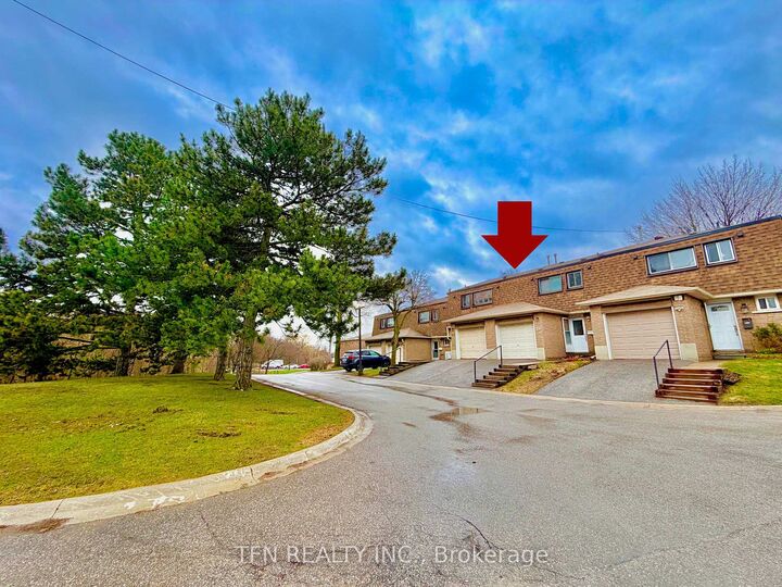 Property Photo:  121 L'Amoreaux Drive 67  ON M1W 2J9 