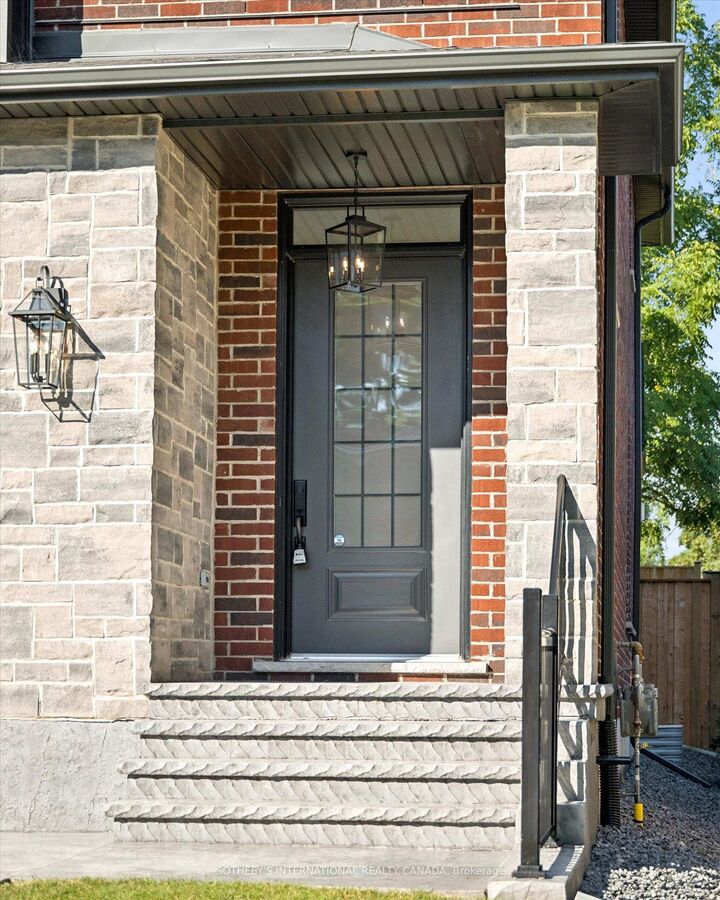 Property Photo:  17 Avondale Avenue S  ON N2L 2B5 