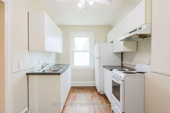 Property Photo:  2159 Gerrard Street E Upper  ON M4E 2C4 