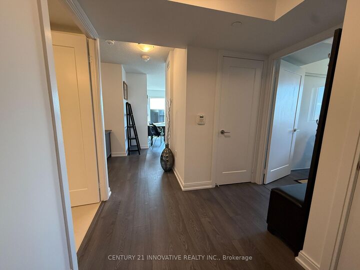 Property Photo:  275 Village Green Square 1723  ON M1S 0L8 
