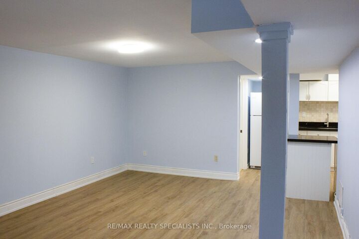 Property Photo:  12 Woodgrove Court Lower  ON L4M 5B6 