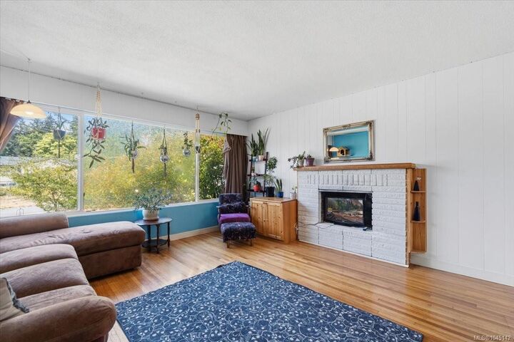 Property Photo: 448 Lenhart Ave BC V9S 4X3