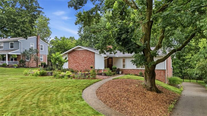 Property Photo:  1538 King Charles Dr  PA 15237 