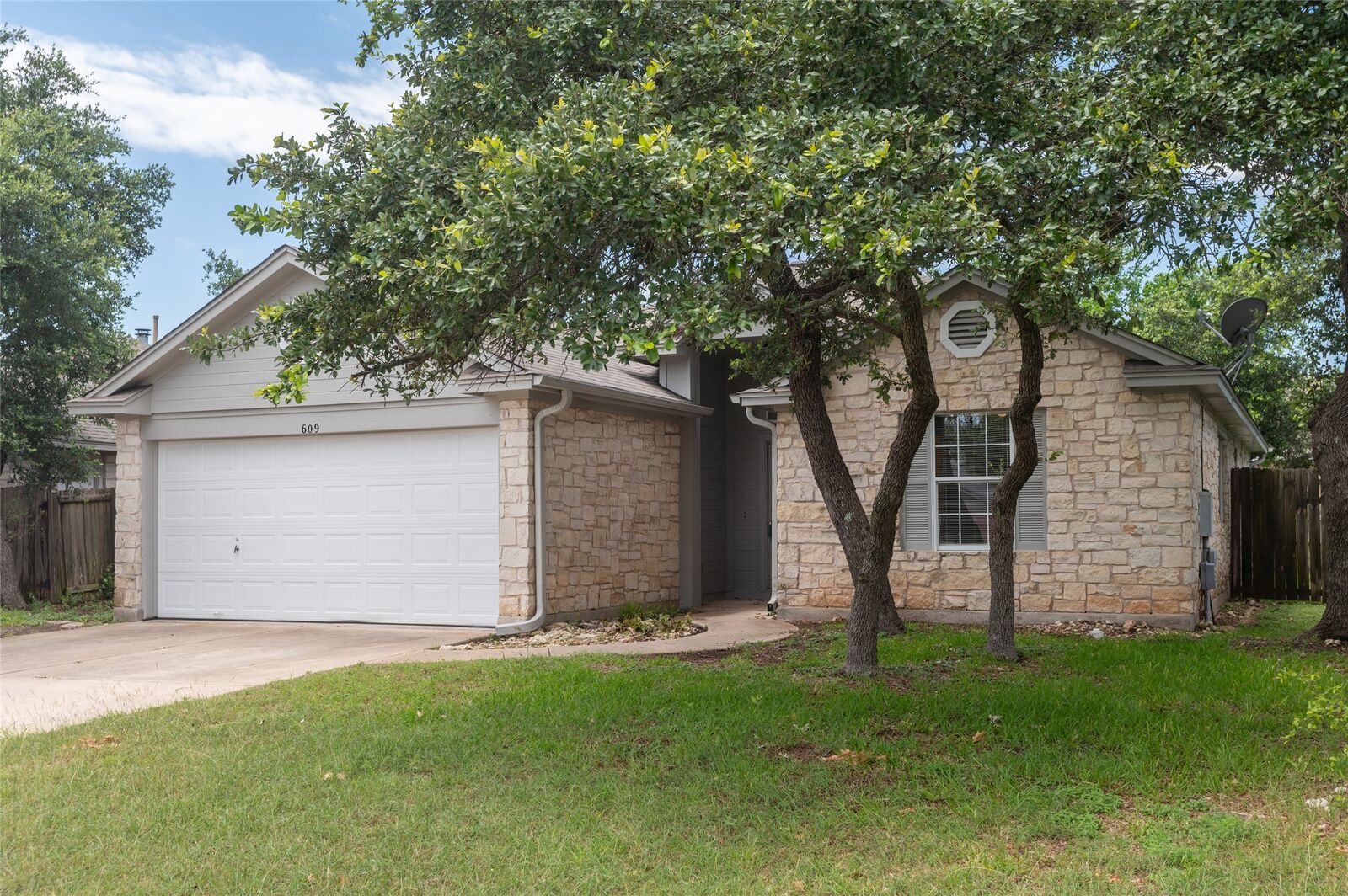 Property Photo: 609 Sunny Brook Drive TX 78641