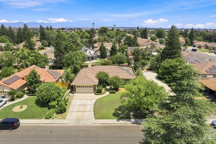 Property Photo: 5600 Rockwell Drive CA 93308