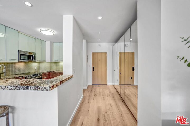 Property Photo:  999 N Doheny Dr, Unit 106  CA 90069 