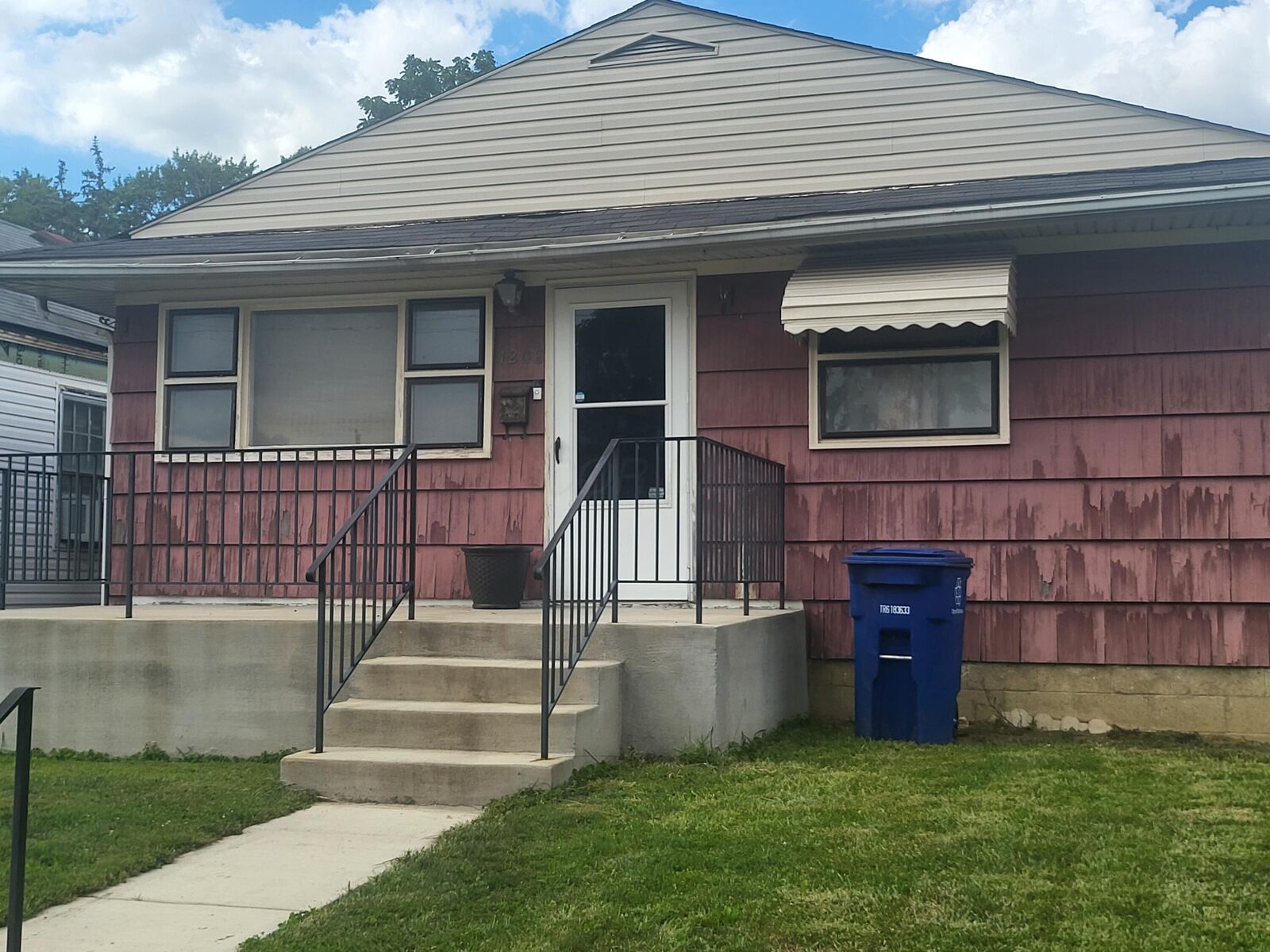 Property Photo: 1208 Minnesota Avenue OH 43211